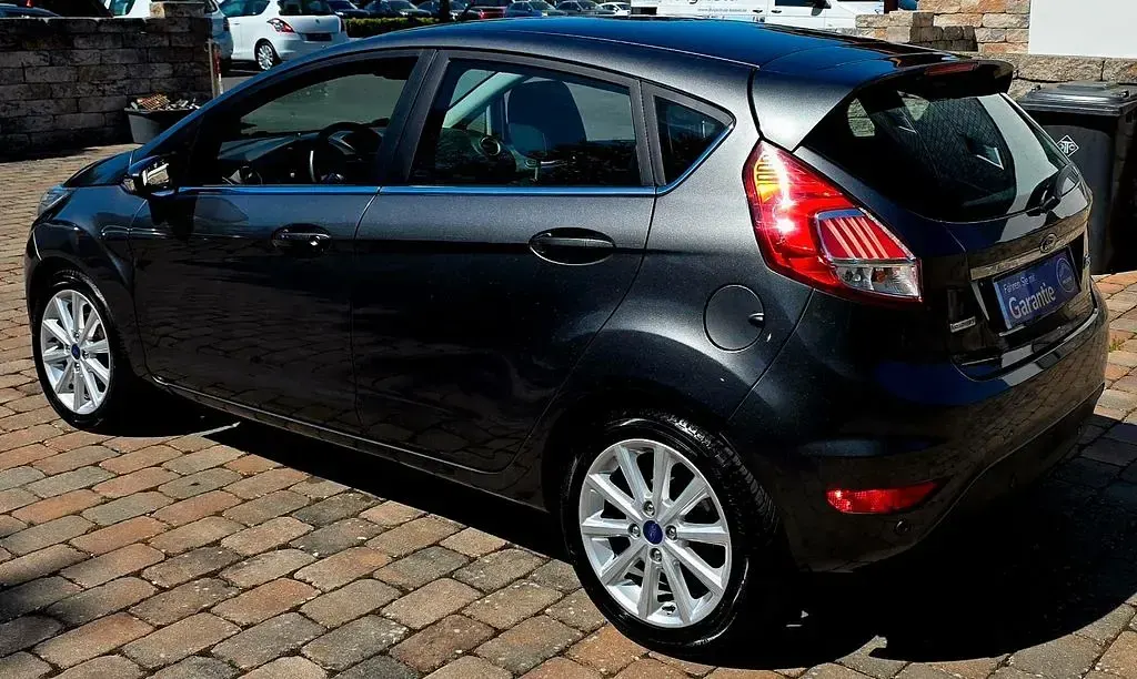 Gebraucht Ford Fiesta Titanium 101 PS (74 kW) 2016 Grau Kleinwagen
