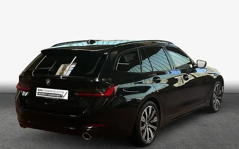 Gebraucht BMW 320 Sport Line 190 PS (139 kW) 2023 Saphirschwarz metallic Kombi