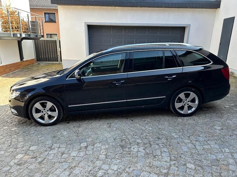 Gebraucht Skoda Superb 170 PS (125 kW) 2012 Schwarz Kombi