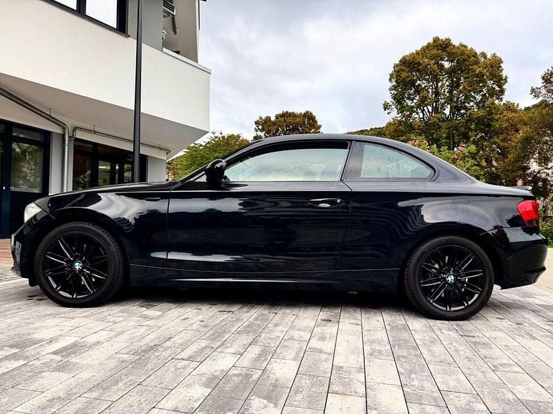 Schwarz Gebraucht 2011 BMW 120 Coupé Sport Line Coupé | 9.300 € (Fairer Preis) - Bild 1/4
