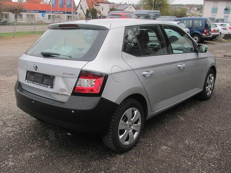 Gebraucht Skoda Fabia 75 PS (55 kW) 2015 Silber Limousine