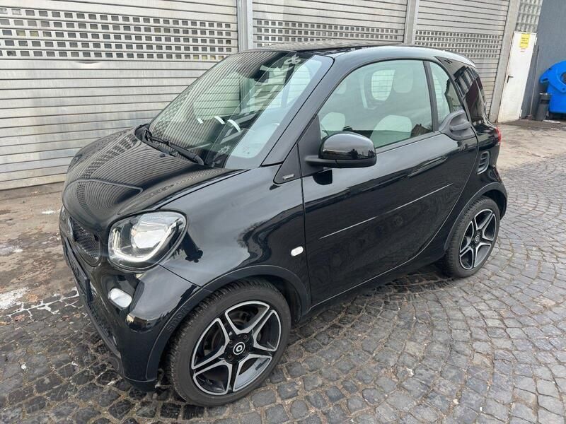 Schwarz Gebraucht 2016 Smart ForTwo Coupé Basis Coupé | 8.900 € (Etwas zu teuer) - Bild 1/4