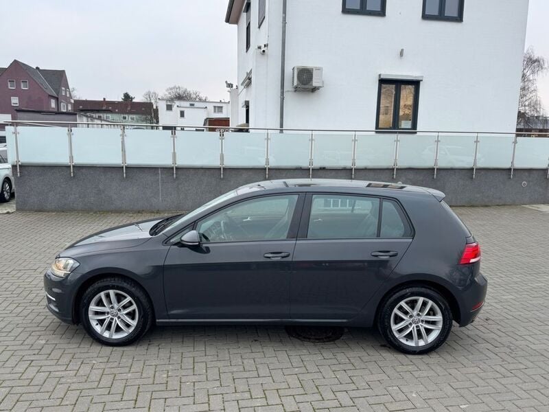Grau Gebraucht 2019 VW Golf VII Comfortline Limousine | 12.900 € (Superpreis) - Bild 1/4