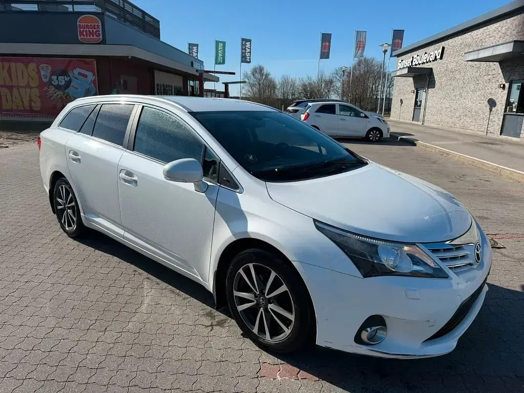 Gebraucht Toyota Avensis Comfort 124 PS (91 kW) 2013 Weiß Kombi