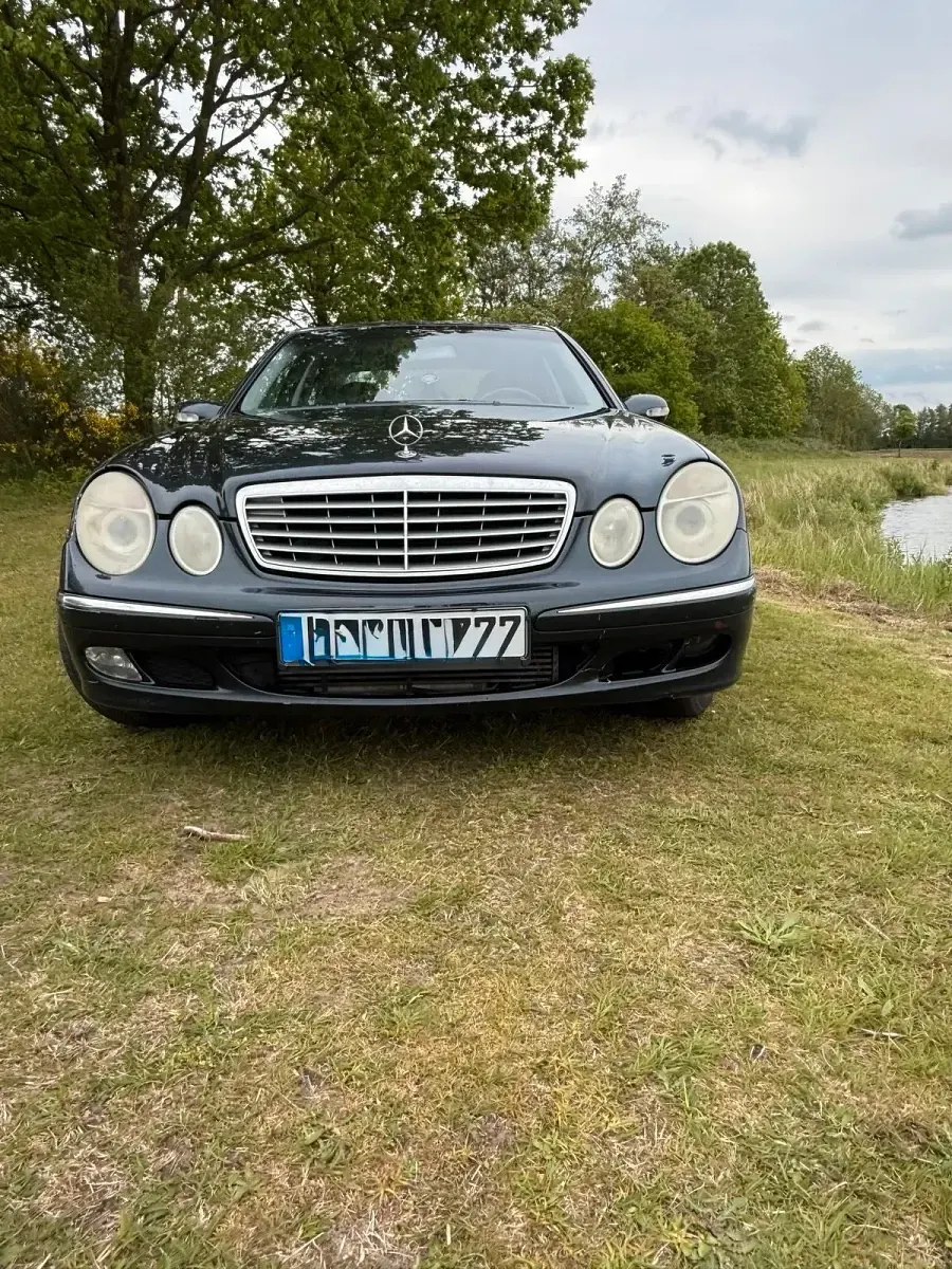 Używany Mercedes E220 150 KM (110 kW) 2002 Czarny Sedan/Limuzyna
