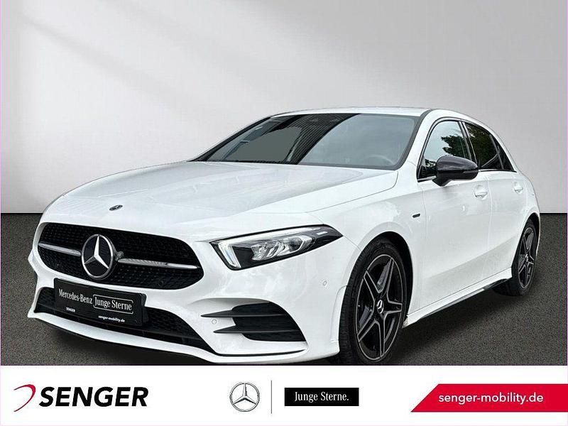 Unilack polarweiß Gebraucht 2021 Mercedes A180 AMG Limousine | 26.850 € (Fairer Preis) - Bild 1/4
