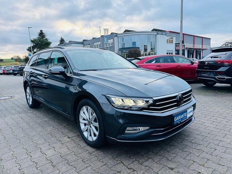 Grau Gebraucht 2024 VW Passat Kombi | 24.970 € (Guter Preis) - Bild 1/4