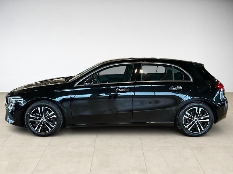 Gebraucht Mercedes A200 Advanced Plus 163 PS (119 kW) 2024 Metalliclack kosmosschwarz Limousine