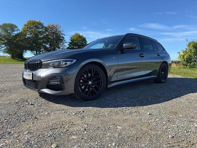 Grau Gebraucht 2020 BMW 320 M Sport Kombi | 27.300 € (Fairer Preis) - Bild 1/4