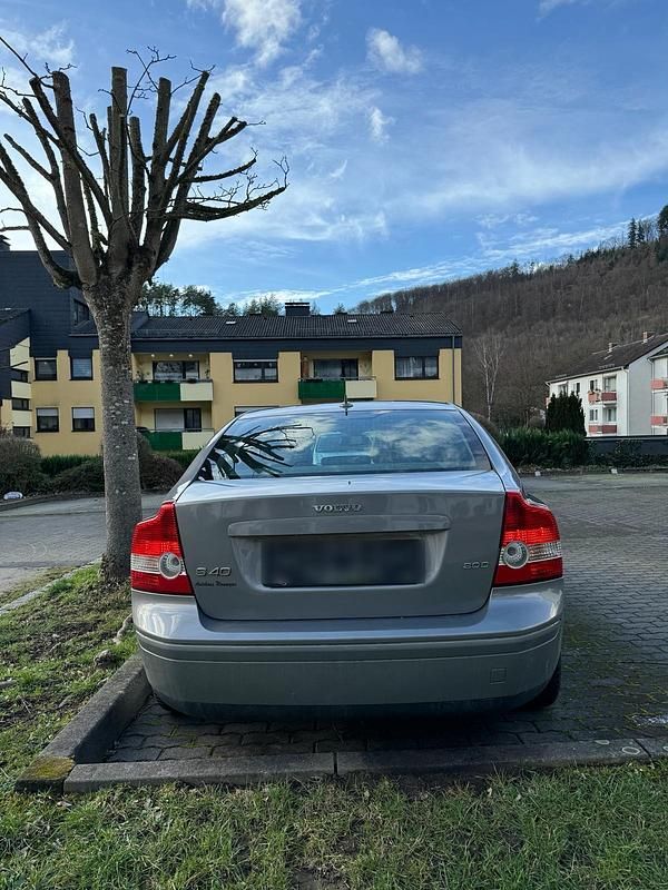 Grau Gebraucht 2004 Volvo S40 Momentum Limousine | 1.000 € (Superpreis) - Bild 1/4