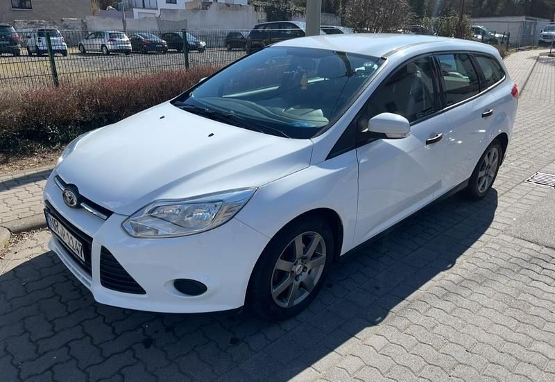 Weiß Gebraucht 2014 Ford Focus Kombi | 1.900 € (Superpreis) - Bild 1/4