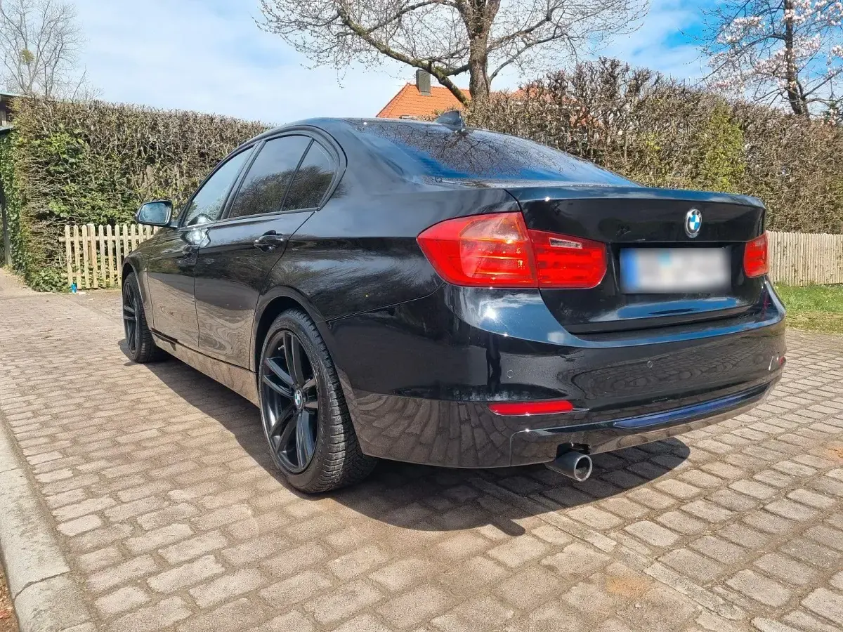 Gebraucht BMW 318 Sport Line 143 PS (105 kW) 2013 Schwarz Limousine