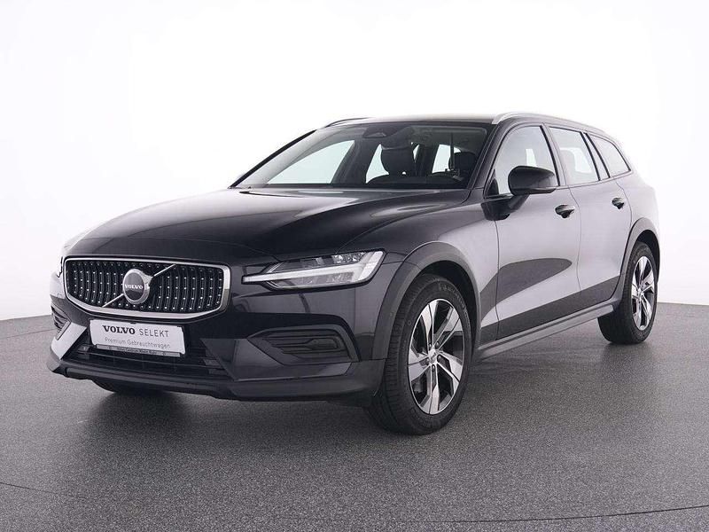 Gebraucht Volvo V60 CC Plus 197 PS (144 kW) 2023 Schwarz onyx black / metallic Kombi