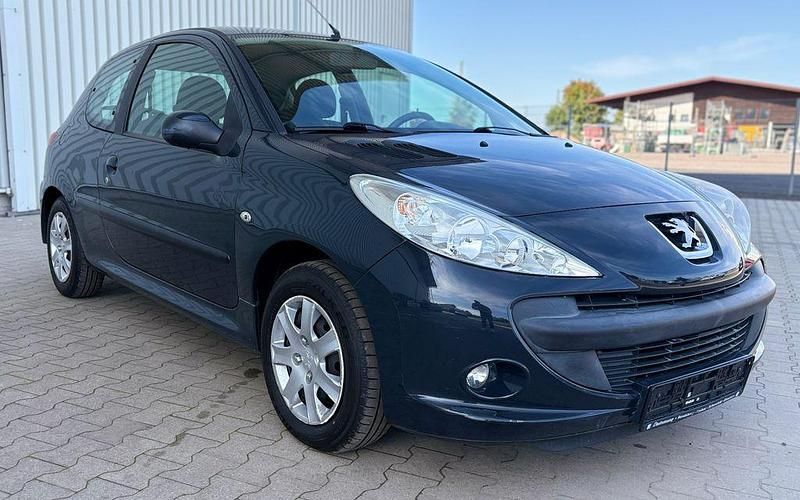 Grau Gebraucht 2011 Peugeot 206+ Kleinwagen | 2.450 € (Fairer Preis) - Bild 1/4