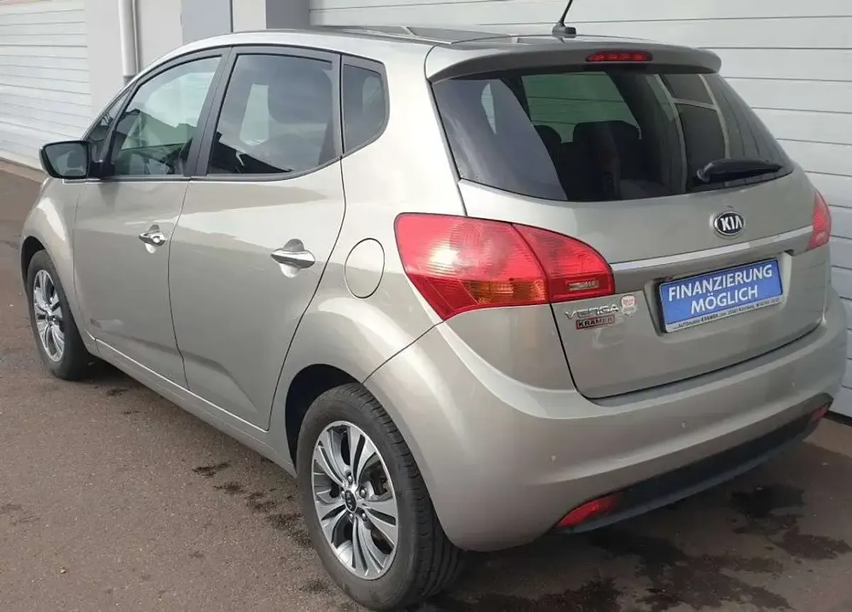 Gebraucht Kia Venga DREAM-TEAM Edition 90 PS (66 kW) 2017 Siriussilber met. Kleinwagen