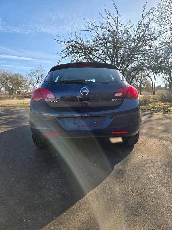 Second-hand Opel Astra 87 CP (63 kW) 2012 Albastru Hatchback