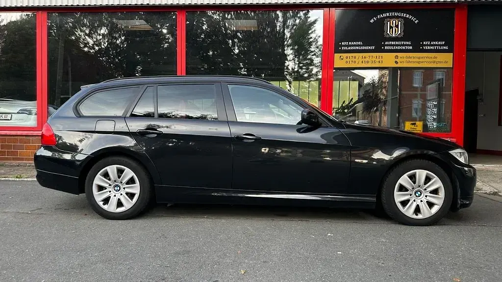 Gebraucht BMW 318 143 PS (105 kW) 2011 Schwarz Kombi