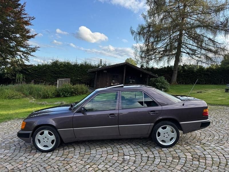 Violet Gebraucht 1991 Mercedes E250 Sportline Limousine | 9.850 € - Bild 1/4