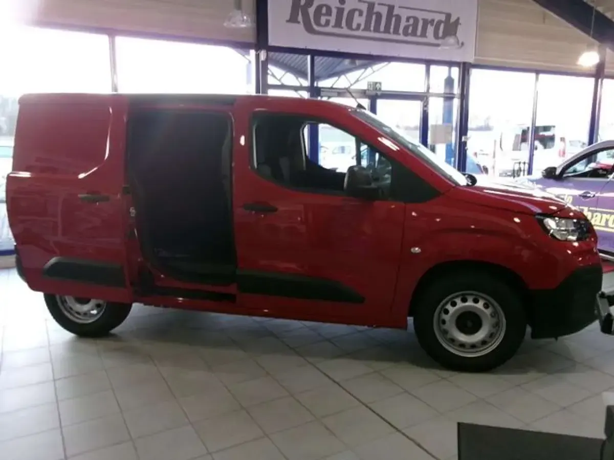 Neu Fiat Doblò Tech 110 PS (80 kW) 2026 Rot Van / Kleinbus
