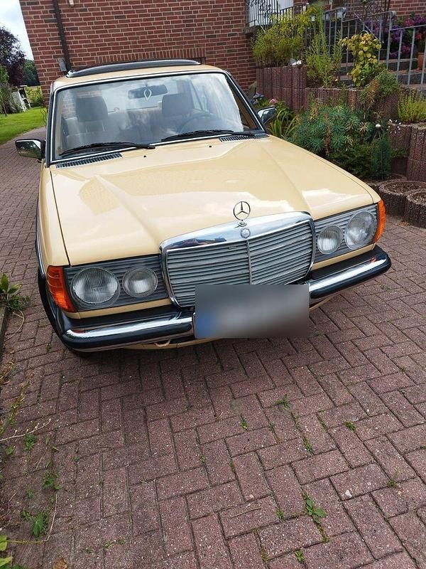 Gebraucht Mercedes 230 136 PS (100 kW) 1981 Gelb Limousine