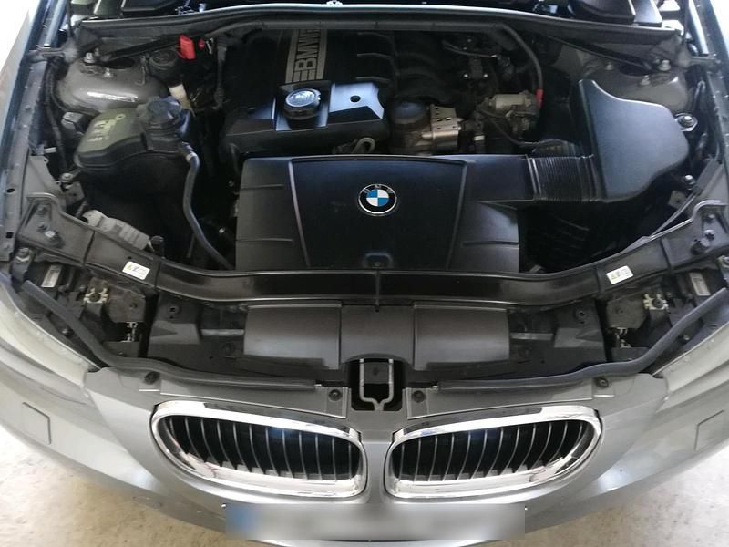 Gebraucht BMW 318 143 PS (105 kW) 2011 Grau Limousine