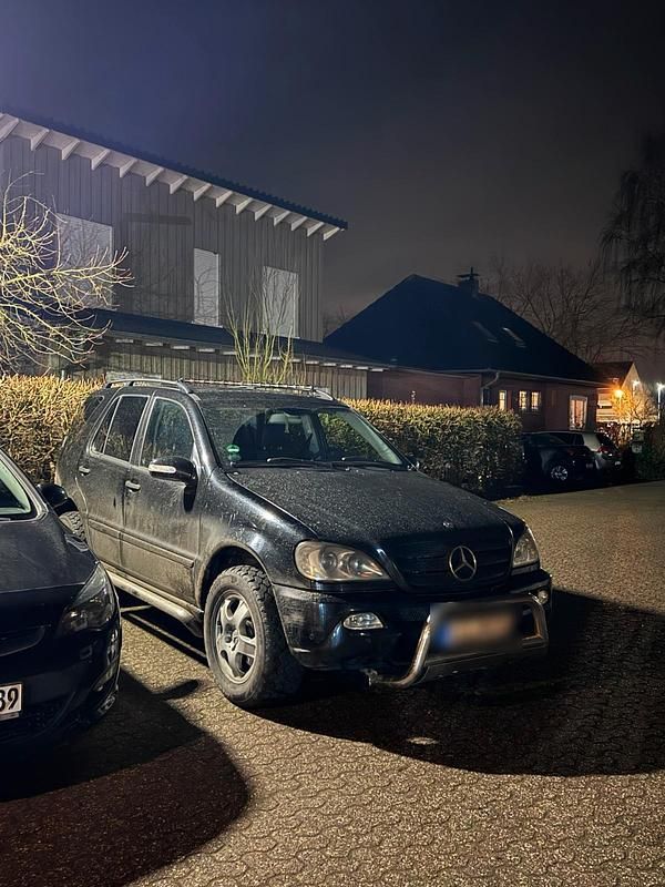 Schwarz Gebraucht 2004 Mercedes ML270 SUV | 3.750 € - Bild 1/4