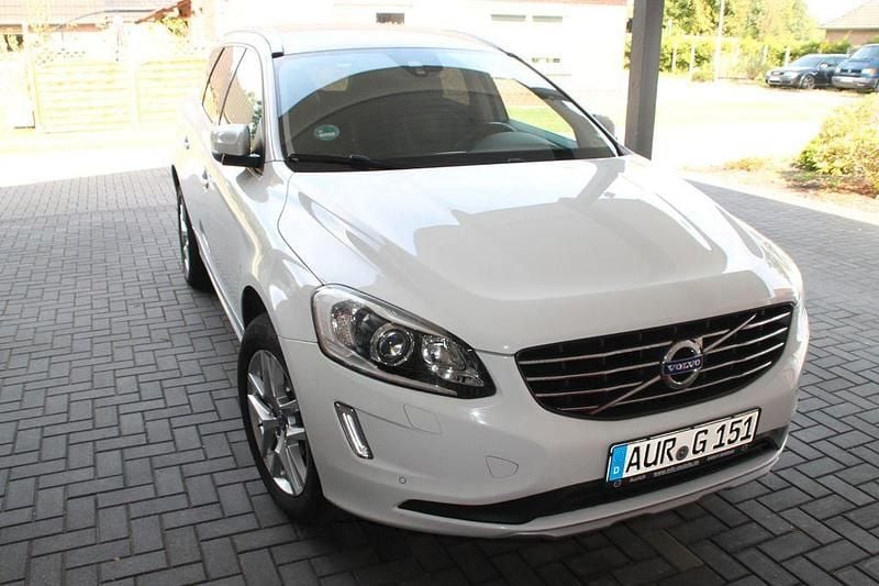 Weiß Gebraucht 2017 Volvo XC60 Summum SUV | 15.900 € (Superpreis) - Bild 1/4