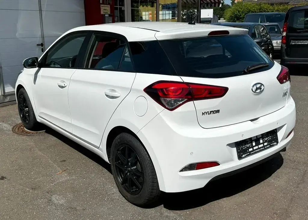 Gebraucht Hyundai i20 101 PS (74 kW) 2017 Weiß Kleinwagen