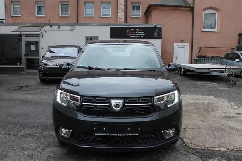 Grau Gebraucht 2017 Dacia Sandero Lauréate Kleinwagen | 5.900 € (Superpreis) - Bild 1/4
