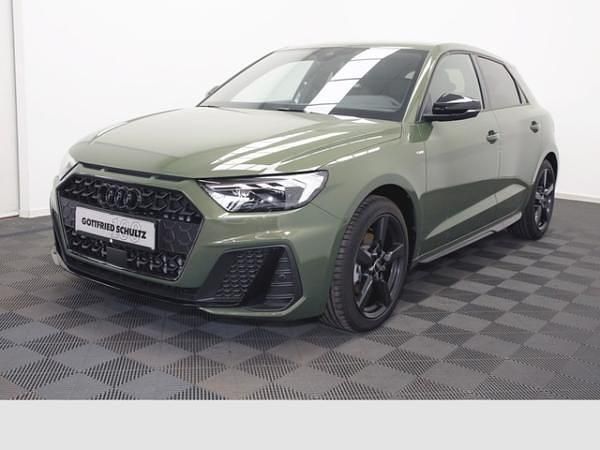 Grün (distriktgrün metallic) Neu 2025 Audi A1 S-Line Kleinwagen | 30.206 € (Superpreis) - Bild 1/4