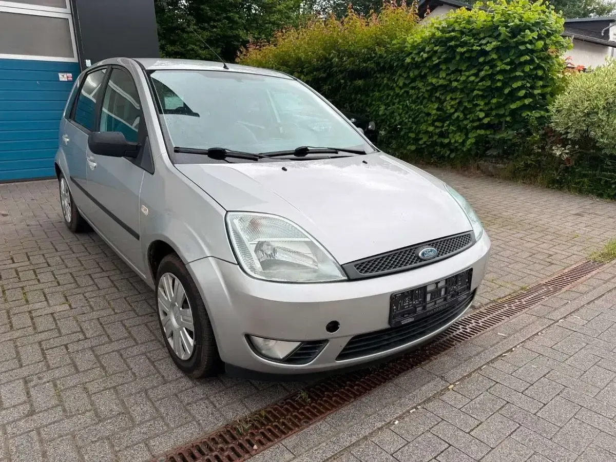 Gebraucht Ford Fiesta Ambiente 80 PS (58 kW) 2006 Silber Kleinwagen
