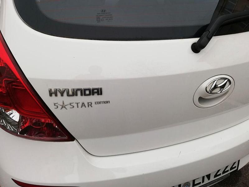 Gebraucht Hyundai i20 Edition 86 PS (63 kW) 2012 Weiß Kleinwagen