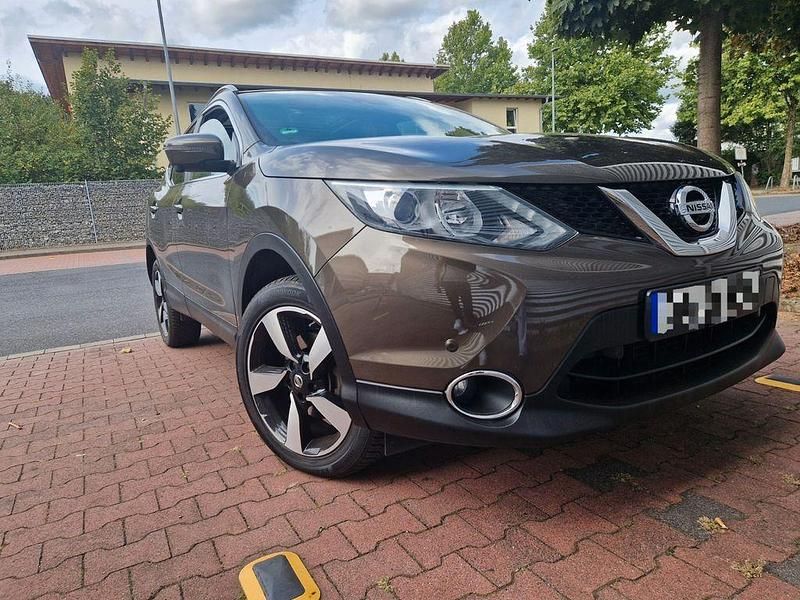 Braun Gebraucht 2016 Nissan Qashqai SUV | 17.600 € (Teuer) - Bild 1/4