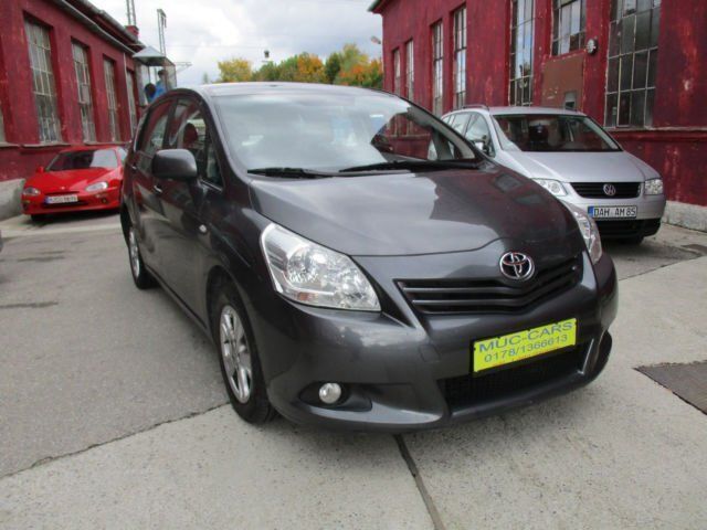 Gebraucht Toyota Verso Edition 147 PS (108 kW) 2011 Grau metallic Van / Kleinbus