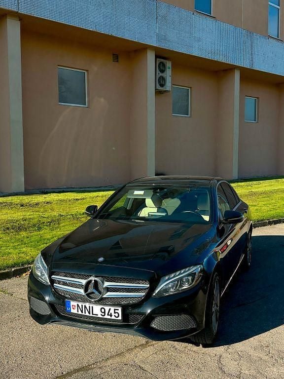 Schwarz Gebraucht 2017 Mercedes C300 Limousine | 18.500 € - Bild 1/4