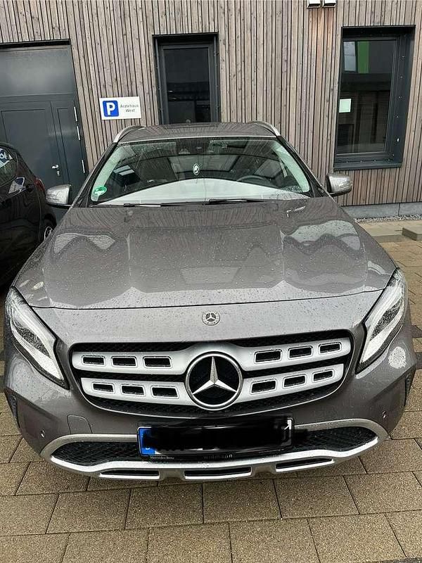 Grau Gebraucht 2019 Mercedes GLA200 SUV | 23.300 € (Fairer Preis) - Bild 1/4