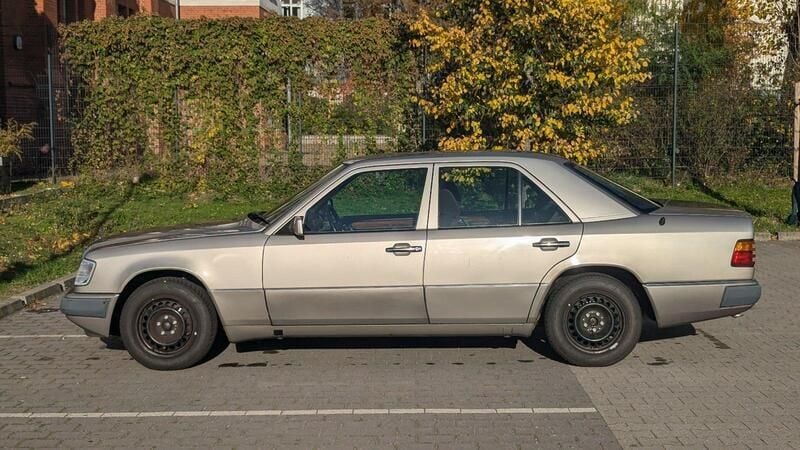 Grau Gebraucht 1991 Mercedes E230 Limousine | 6.700 € - Bild 1/4