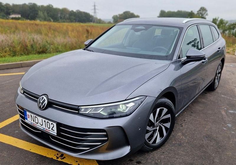 Grau Gebraucht 2024 VW Passat Business Limousine | 28.300 € (Fairer Preis) - Bild 1/4