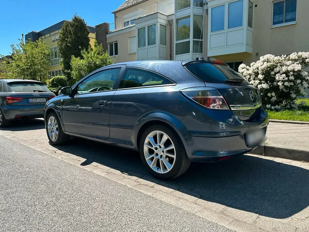 Używany Opel Astra 106 KM (77 kW) 2007 Niebieski Coupe