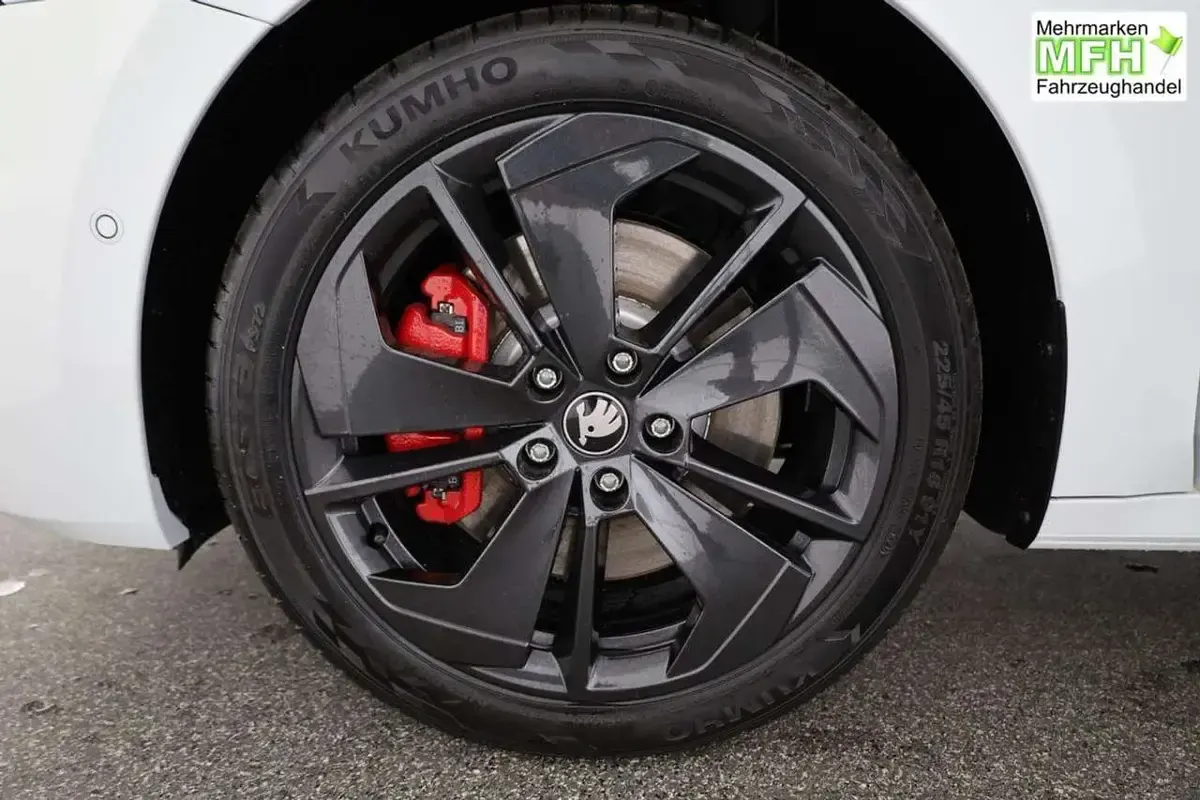 Neu Skoda Octavia RS 265 PS (194 kW) 2026 Mamba grün Kombi