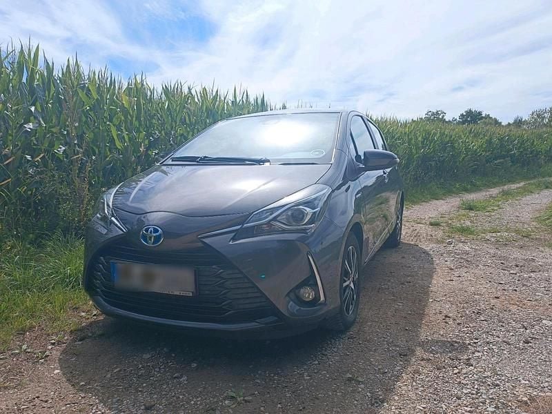 Grau Gebraucht 2018 Toyota Yaris Hybrid Team Kleinwagen | 13.750 € (Guter Preis) - Bild 1/4