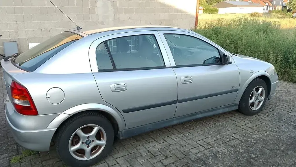 Gebraucht Opel Astra Njoy 101 PS (74 kW) 2003 Silber Limousine