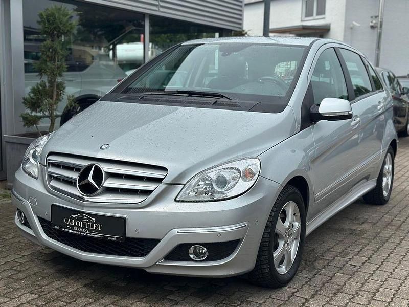 Silber Gebraucht 2011 Mercedes B200 Van / Kleinbus | 9.750 € (Fairer Preis) - Bild 1/4