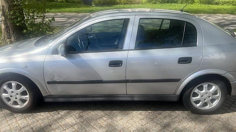 Usata Opel Astra Elegance 101 CV (74 kW) 2001 Argento Berlina