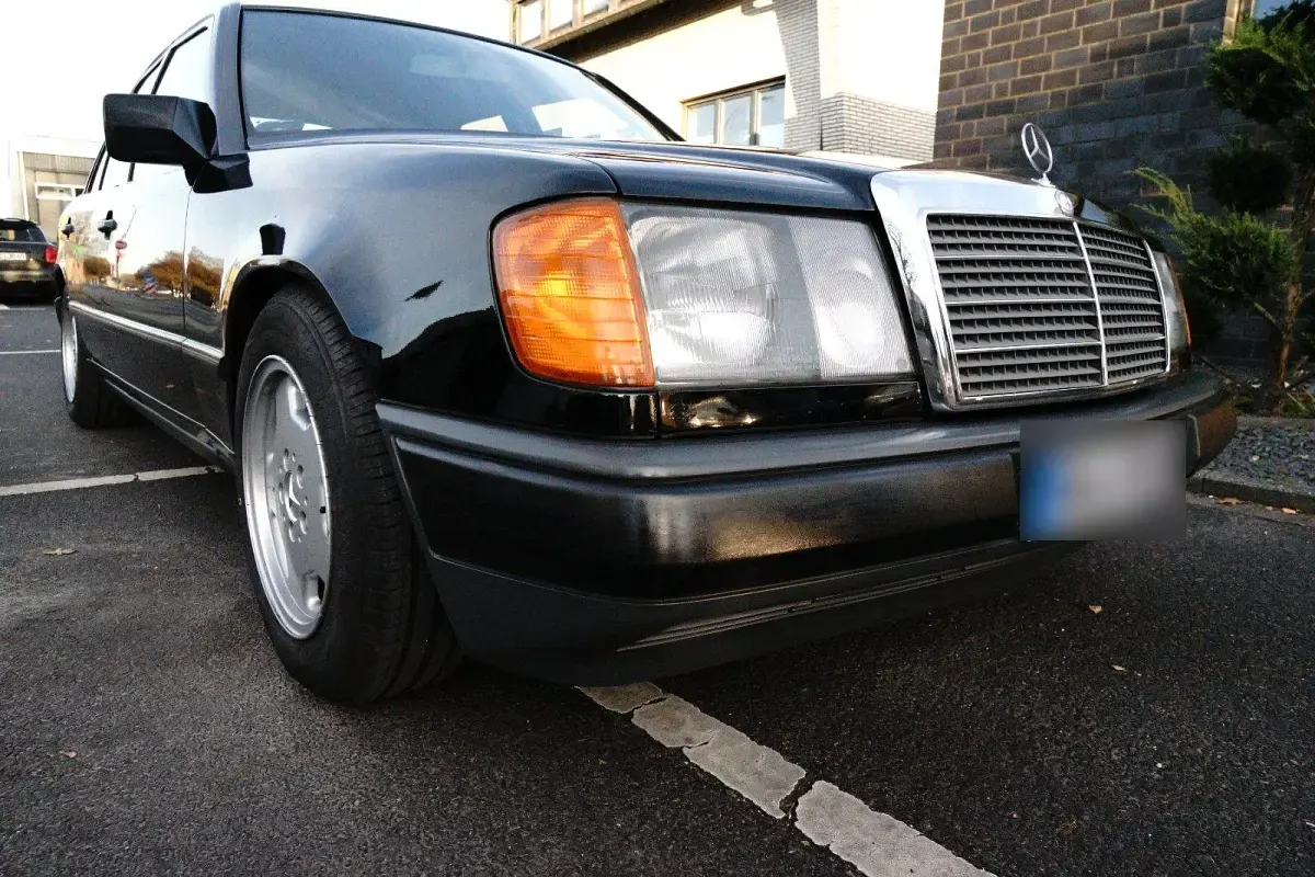 Gebraucht Mercedes E300 180 PS (132 kW) 1989 Schwarz Limousine