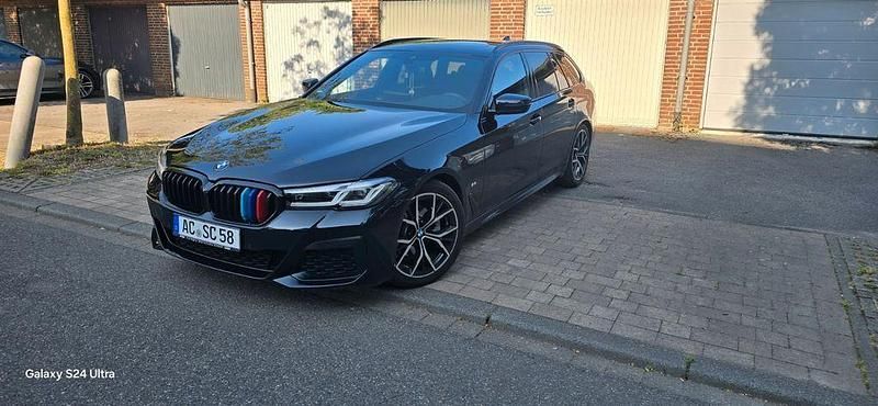 Schwarz Gebraucht 2021 BMW 520 M Sport Kombi | 36.400 € (Teuer) - Bild 1/1