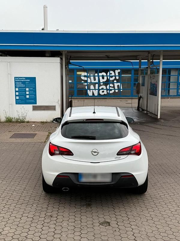 Gebraucht Opel Astra GTC Edition 140 PS (102 kW) 2011 Weiß Coupé