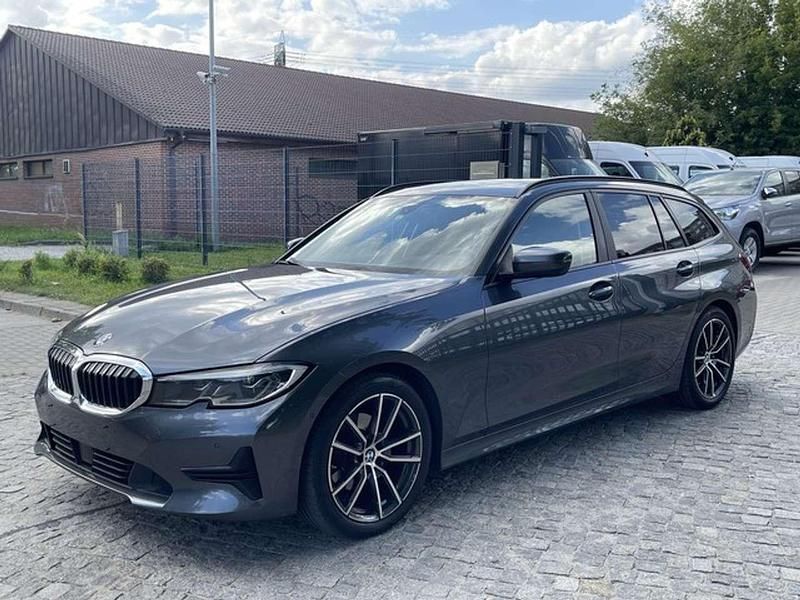 Grau (metallic) Gebraucht 2021 BMW 320e Sport Line Kombi | 21.896 € (Guter Preis) - Bild 1/4