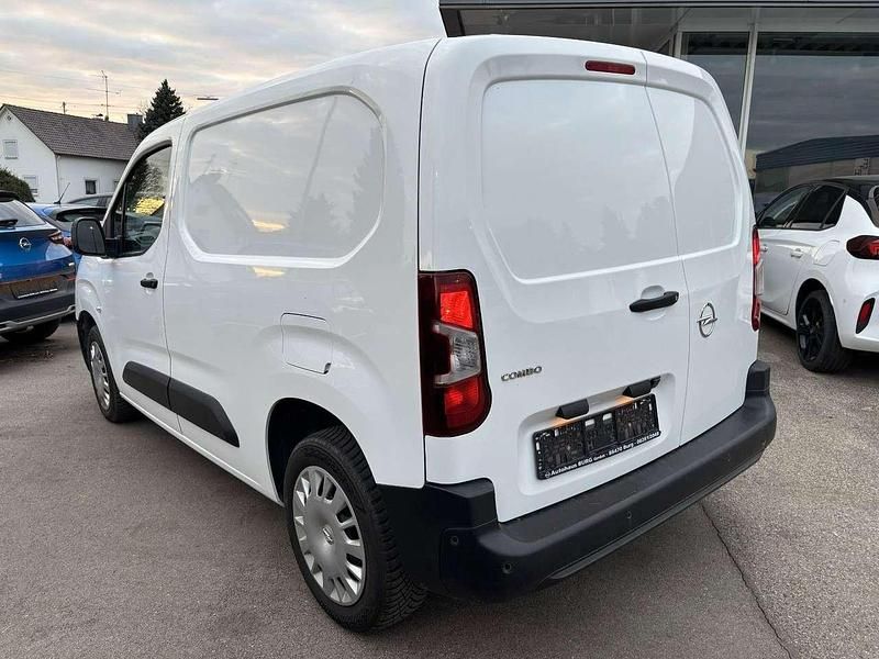 Używany Opel Combo 102 KM (75 kW) 2022 Biały Minivan