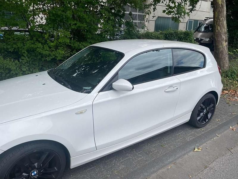 Weiß Gebraucht 2008 BMW 116 Kleinwagen | 2.950 € (Fairer Preis) - Bild 1/3